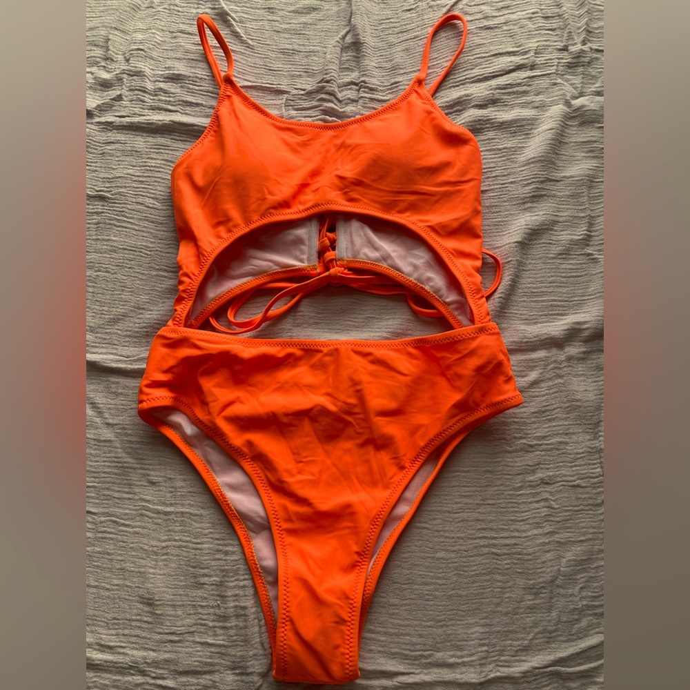 NWOT • women’s One Piece Swimsuit • small • removable padding • hygienic liner